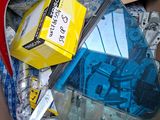 une boîte en carton remplie d'objets et d'outils divers