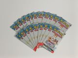 cinq paquets de cartes à collectionner Pokémon sont posés sur une surface blanche