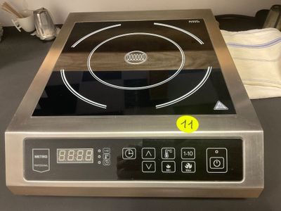 une plaque de cuisson en acier inoxydable équipée d'un brûleur noir