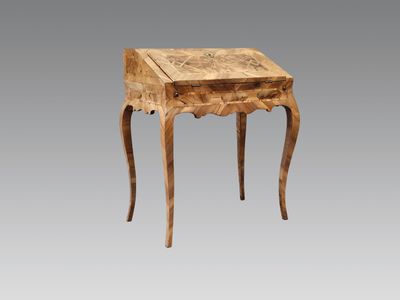 l'image d'une petite table en bois munie d'un tiroir