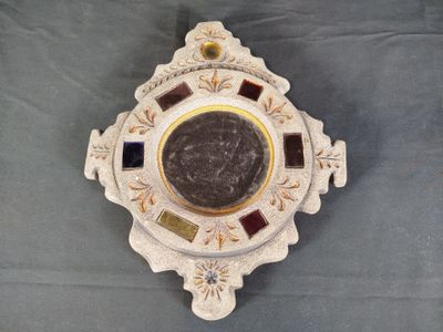 un petit objet décoratif posé sur une table, sur fond bleu