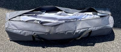 un sac de voyage posé par terre