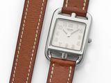 une montre posée sur le bracelet d'une autre montre