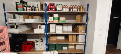 une pièce avec beaucoup de boîtes et de cartons sur les étagères
