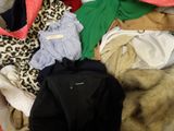 une pile de vêtements posée sur le sol