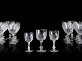 un grand nombre de verres à vin alignés les uns à côté des autres