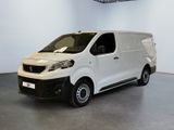 La camionnette blanche est garée dans une grande pièce d'un immeuble.
