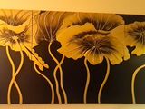 une image d'un tableau sur le mur d'une pièce