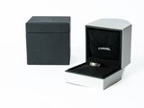 une boîte noire contenant une bague et une boîte dans laquelle se trouve une bague