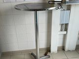 une photo d'une petite table dans des toilettes publiques