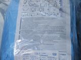 un sac en plastique bleu posé sur une table