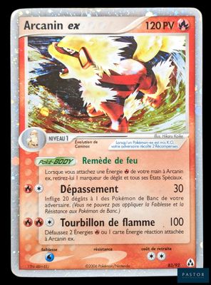gros plan d'une carte pokemon sur fond noir