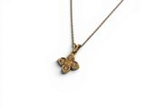 un collier en or avec un pendentif en forme de papillon au bout d'une chaîne