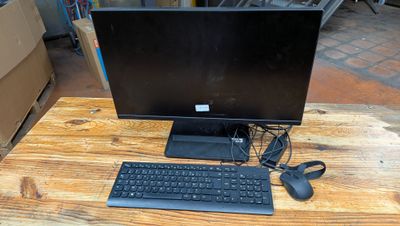 un ordinateur posé sur une table, avec un clavier et une souris