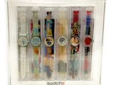 six montres dans un étui transparent sur fond blanc
