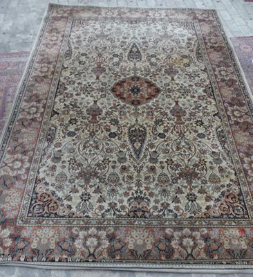 un tapis persan ancien orné d'un grand motif en médaillon