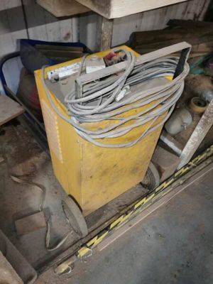 un boîtier jaune contenant tout un tas de fils
