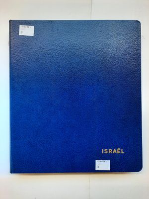 un livre bleu sur lequel est écrit le mot « Israël »