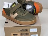 des chaussures adidas dans une boîte sur laquelle est apposée une étiquette de prix