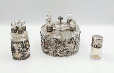 une petite boîte en argent contenant une bougie et un petit bocal en verre