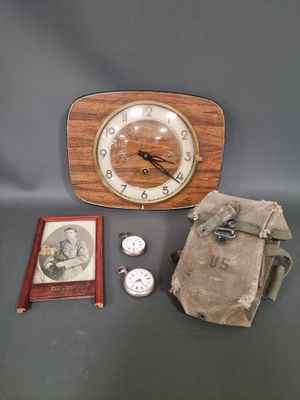une horloge en bois et d'autres objets posés sur une table