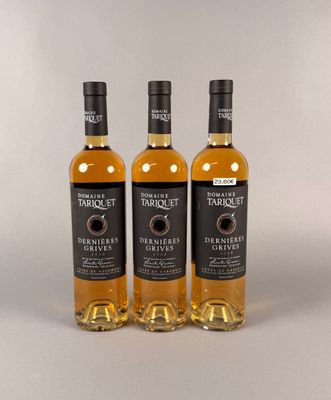 trois bouteilles de whisky, dont une avec une étiquette noire et une autre avec une étiquette blanche
