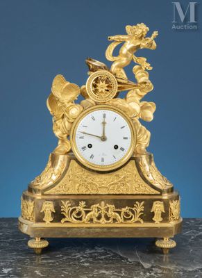 une horloge en or posée sur une table en marbre