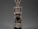 une image représentant une statue de deux crânes empilés l'un sur l'autre