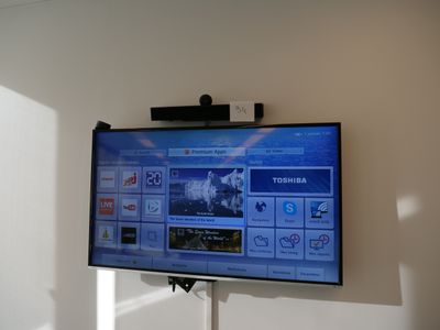 un téléviseur à écran plat fixé au mur d'une pièce