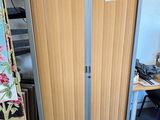 une porte en bois avec un cadre métallique au milieu d'une pièce