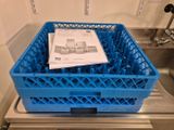 un bac en plastique bleu contenant une pile de papiers