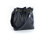un sac seau en cuir noir avec une boucle dorée sur la poignée