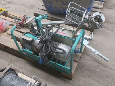 une petite machine posée sur une palette