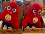 deux peluches rouges dans une boîte posée sur une table