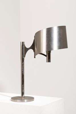 une lampe posée sur une table blanche