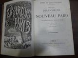 un livre ouvert posé sur une table, avec l'image d'une forêt