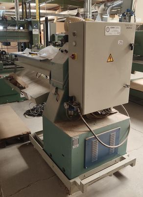une image d'une machine en fonctionnement dans une usine