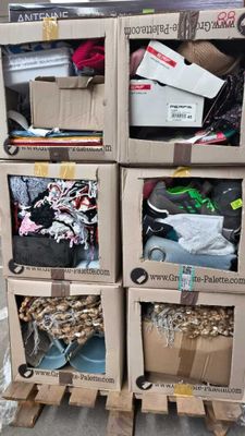 plusieurs cartons empilés les uns sur les autres sur une palette