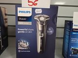 Trois modèles différents de rasoirs sont exposés dans un magasin