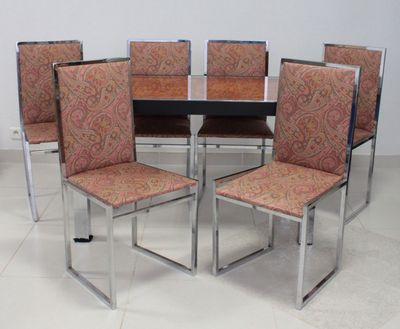 six chaises et une table au milieu d'une pièce