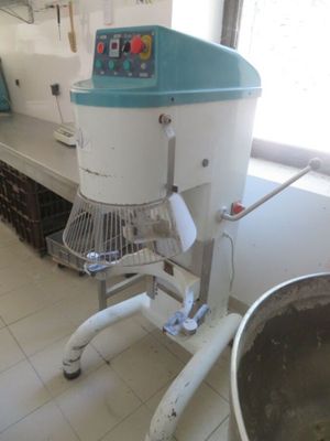 une image d'une cuisine avec un mixeur à l'intérieur