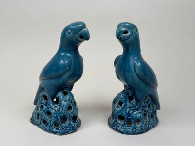 paire de figurines de perroquets en céramique bleue, avec des trous dans le bec