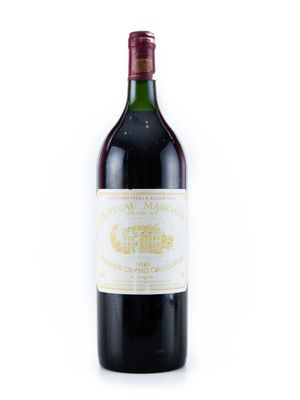 une bouteille de vin posée sur une table