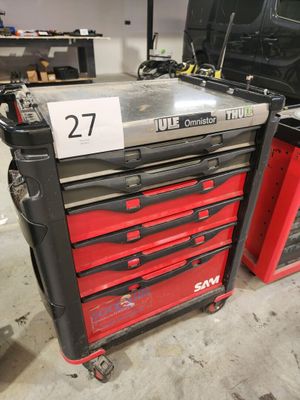 une photo d'une boîte à outils rouge sur laquelle figure un numéro