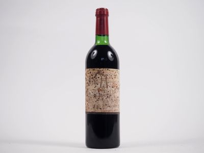 une bouteille de vin rouge avec un bouchon, sur fond blanc