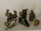 cinq figurines posées sur une table