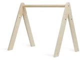 une structure de balançoire en bois conçue pour ressembler à une balançoire