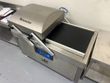 une machine posée sur le comptoir d'une cuisine