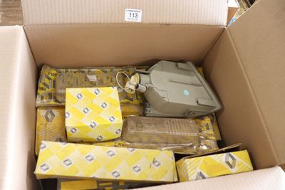 une boîte en carton remplie de nombreux objets