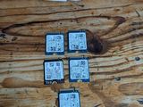 beaucoup de petites cartes mémoire posées sur une table en bois